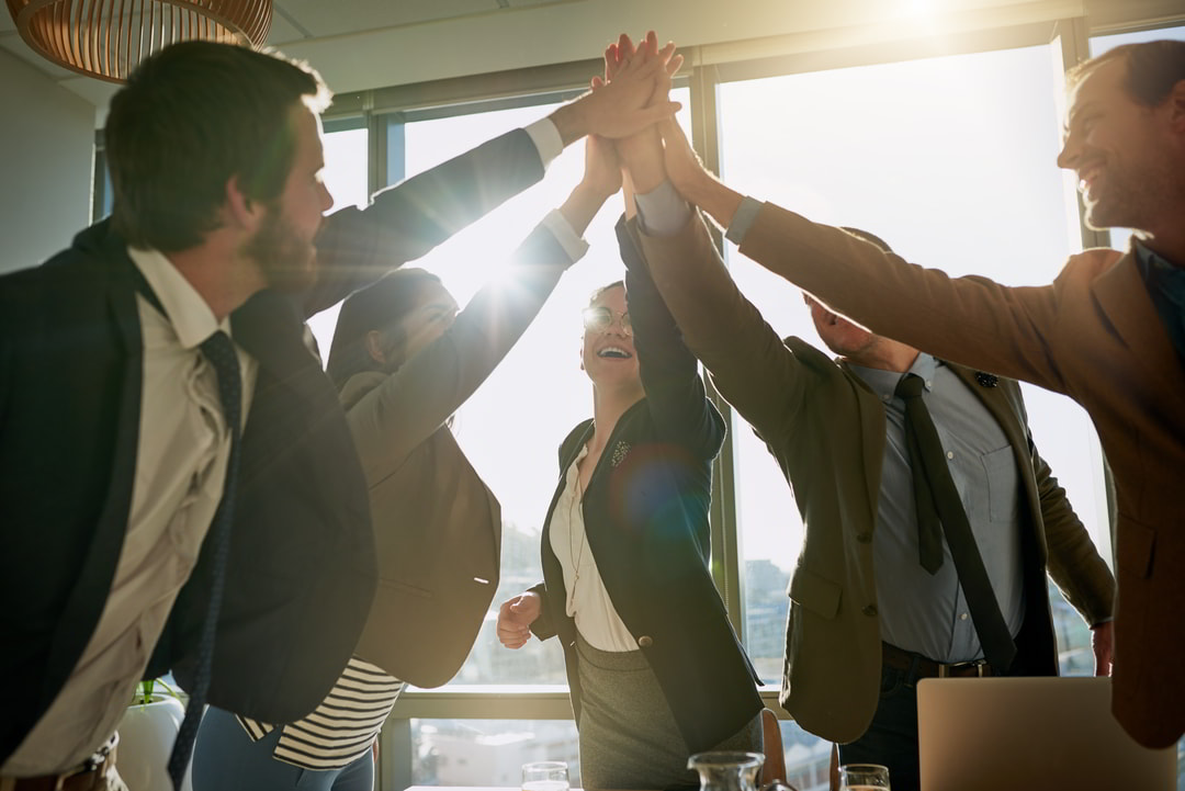 Grupo de personas felices en entorno laboral