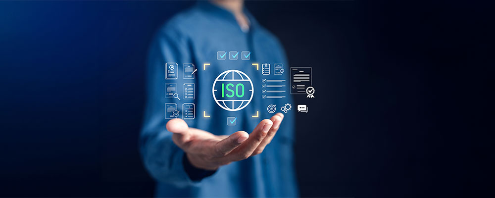 Persona sosteniendo iconos digitales de certificación ISO sobre fondo azul.