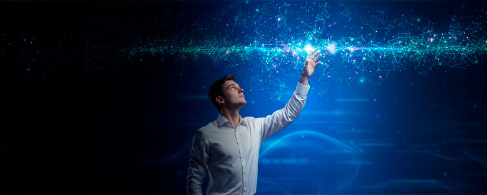 Profesional interactuando con una interfaz de red neuronal y conceptos de inteligencia artificial en un entorno digital azul