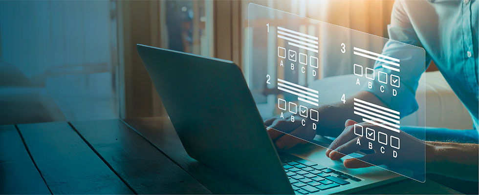 Persona utilizando un computador portátil mientras interactúa con un examen o cuestionario digital interactivo en pantalla
